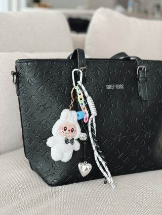 Nové trendy přívěsky právě na webu!🫶🏻 Cena: 149 Kč / 5 €